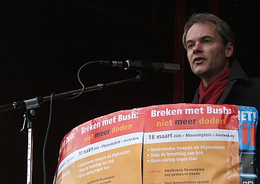Harry van Bommel addresses the demonstrators