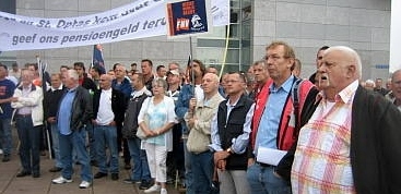 Paul Ulenbelt (second from right) demonstrates alongside the dock workers