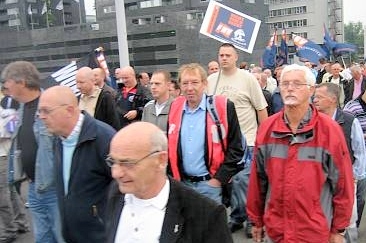 Paul Ulenbelt (centre of picture) on the march with the dockers