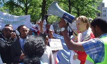 Ewout Irrgang addresses the demonstrators.