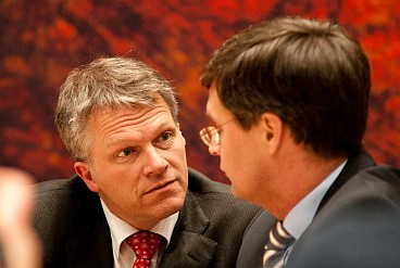  Bos and Balkenende before the start of the debate