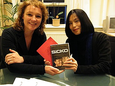 Lewi Vogelpoel (right) gives a copy of  'Sicko' to Renske Leijten 