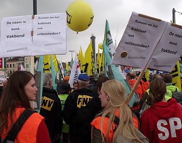 This spring tens of thousands of trade unionists took to the streets of Brussels to protest against Brussels’ plans. 